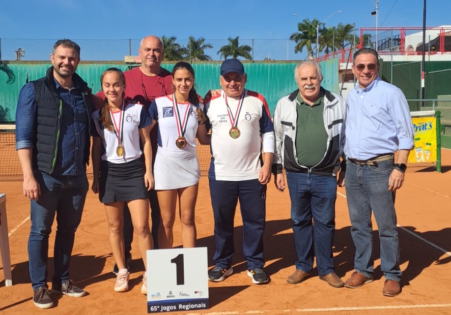 As equipes de tênis foram campeãs n