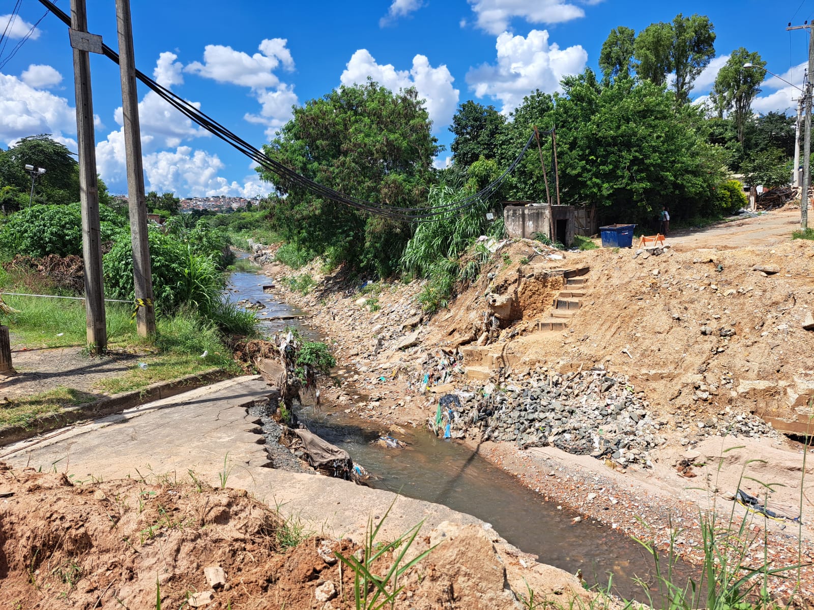 Ponte que caiu na rua Ferdinando Turqueti e que será reconstruída pela Administração