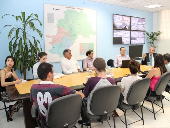 Secretário Barreiro transmite dados para a imprensa