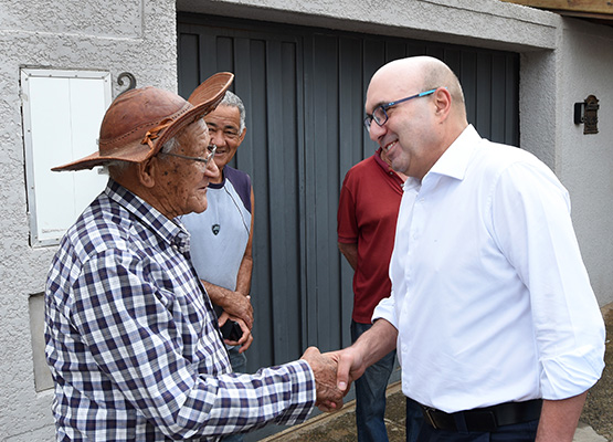 Prefeito cumprimenta moradores