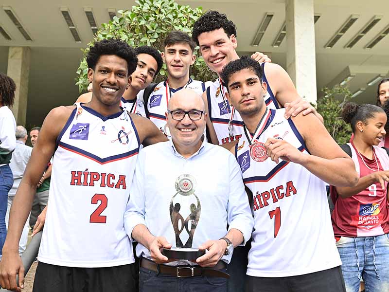 Com os meninos do basquete