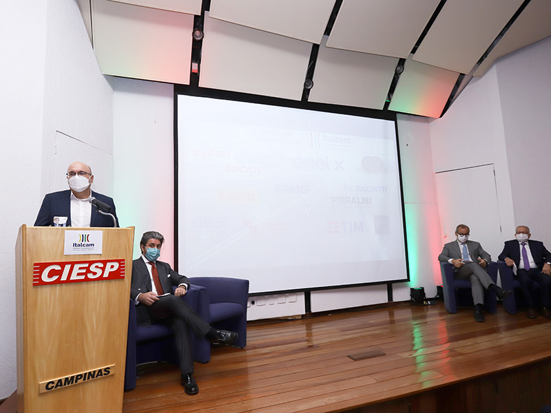 Saadi apresenta dados em evento