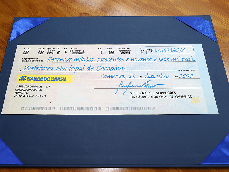 Cheque simbólico entregue à Prefeitura