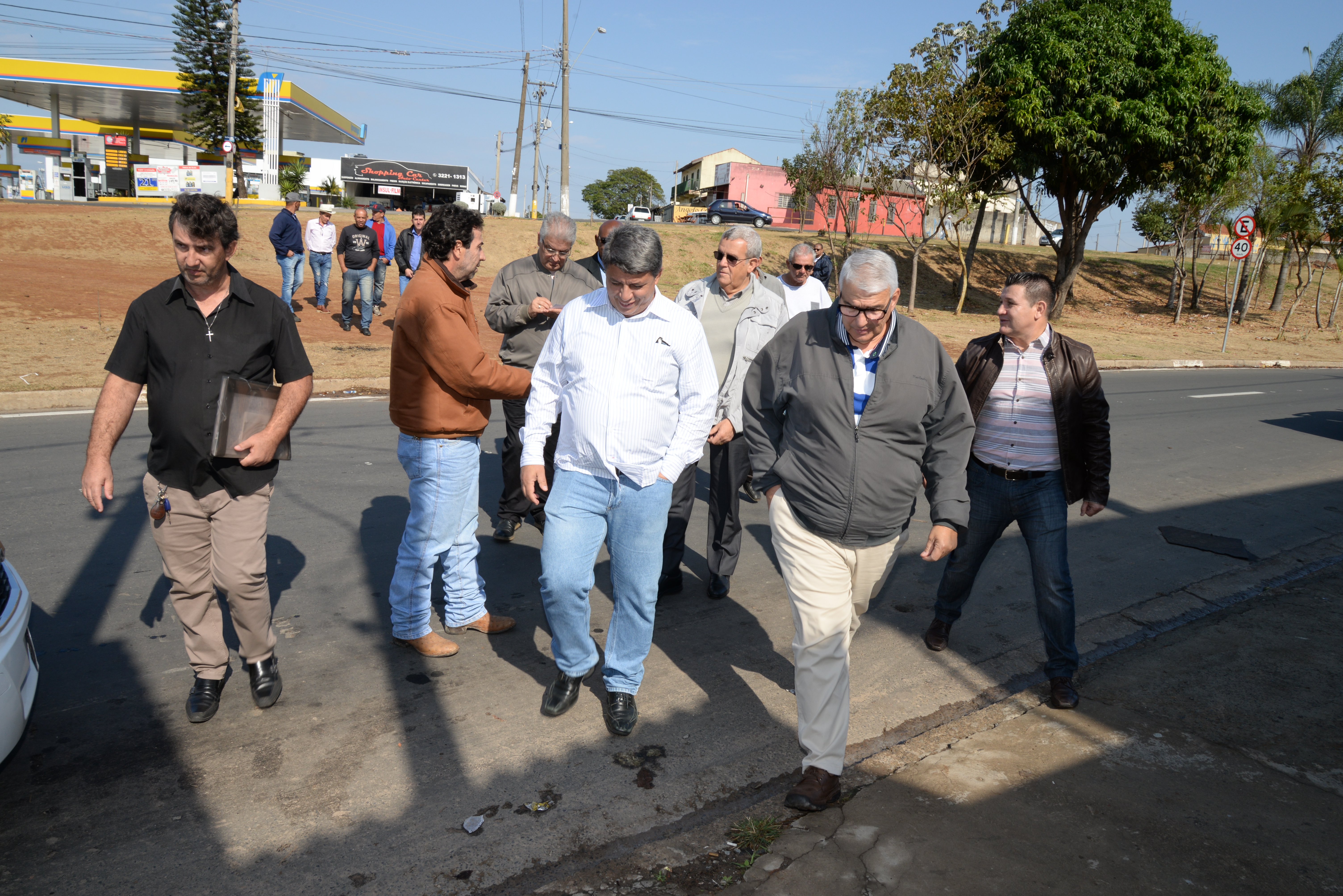 Secretários Wanderley de Almeida e Ernesto Paulella estão acompanhados do diretor da Cohab, Valter Greve