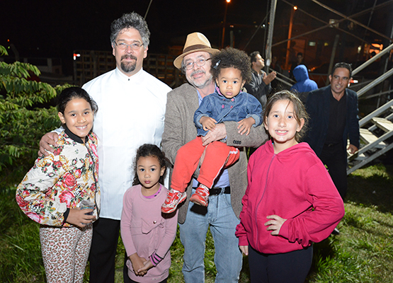 Regente da Orquestra e secretário de Cultura posam com crianças