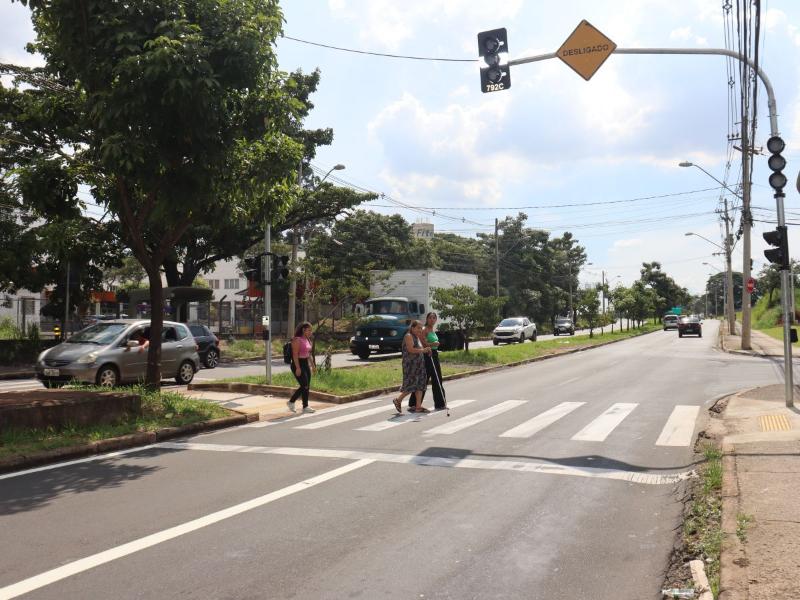 Equipamentos contam com botoeiras para permitir a travessia segura dos pedestres