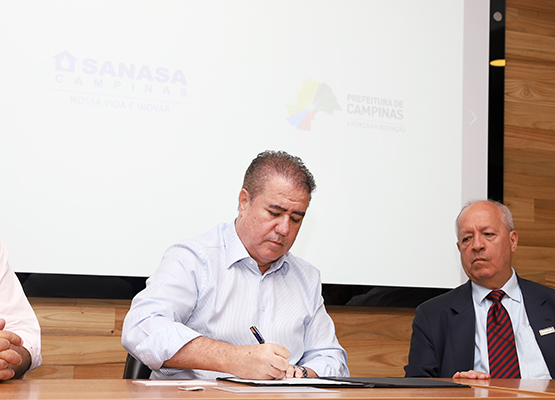 Prefeito e presidente da Sanasa assinaram e mostraram para os presentes...