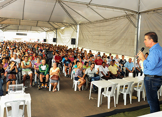 Futuros moradores ouvem o prefeito 