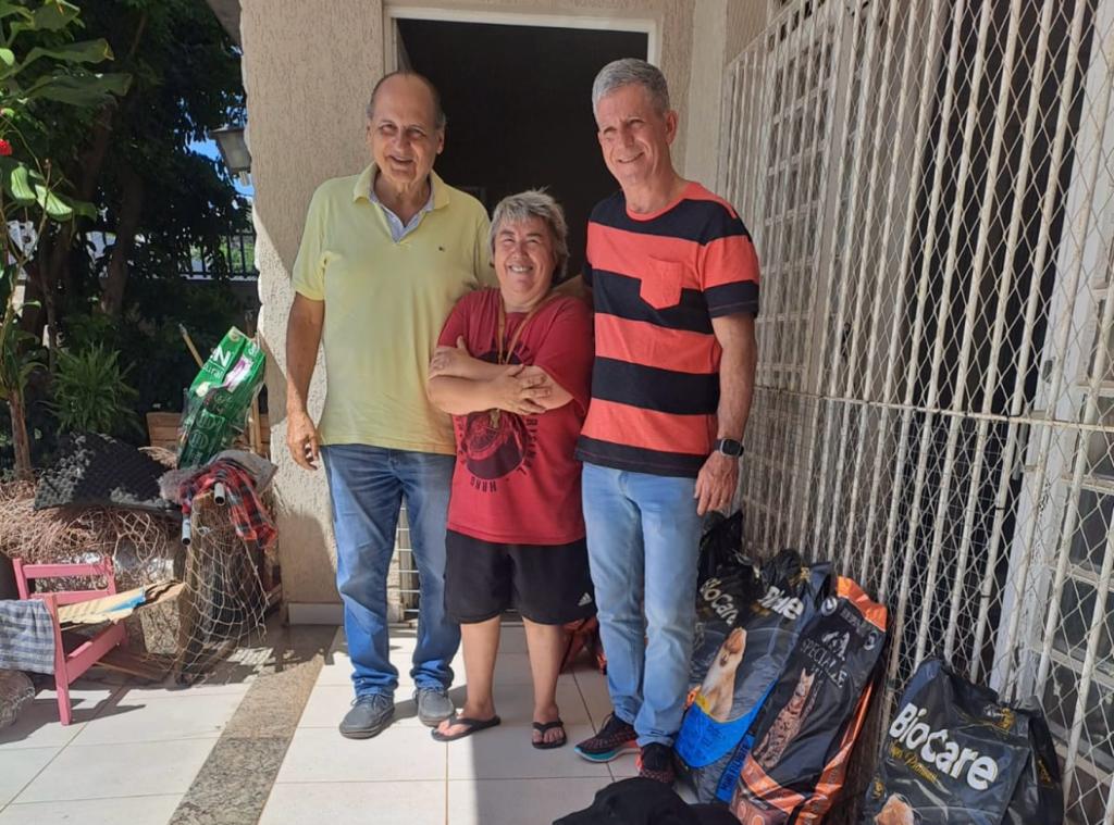 Paulo Anselmo e Paulo Haddad conferem entrega de ração à tutora Bernadete Cristina Schelbauer