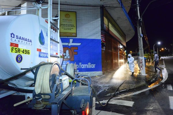 Lavagem das calçadas é feita com água de reúso