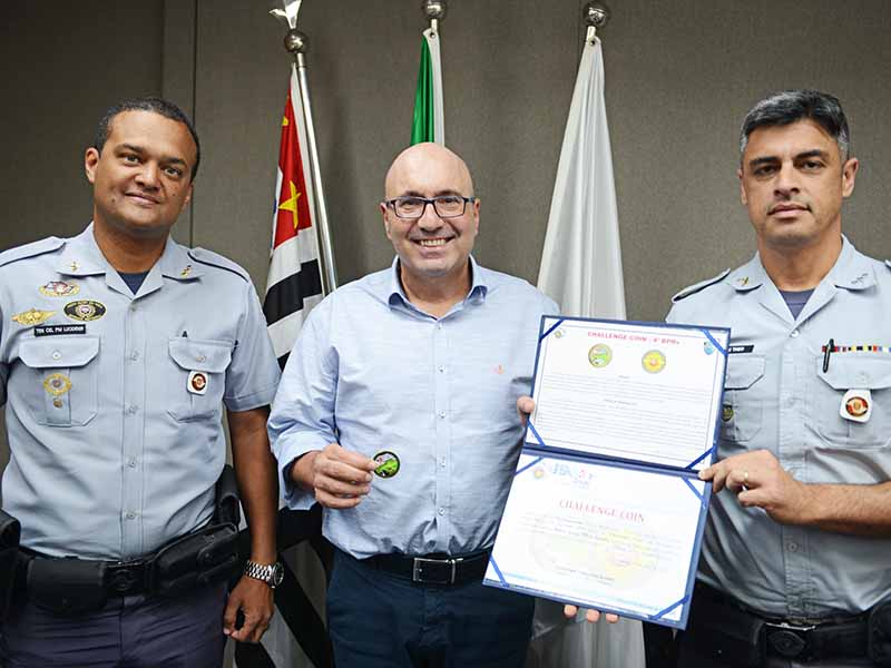 Tenente Coronel PM Luodenir Gonzaga Bueno, prefeito Dário Saadi e Capitão Theo Santos de Souza com as honrarias