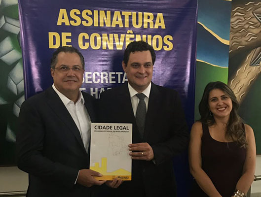 Samuel Rossilho com Geninho Zuliani, coordenador do Programa Cidade Legal, e Daniela Altavista Martins, analística jurídica do Programa 