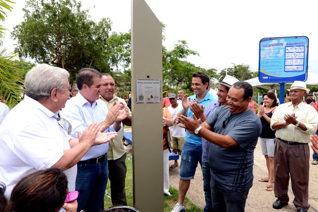Prefeito descerra placa de revitalização da praça