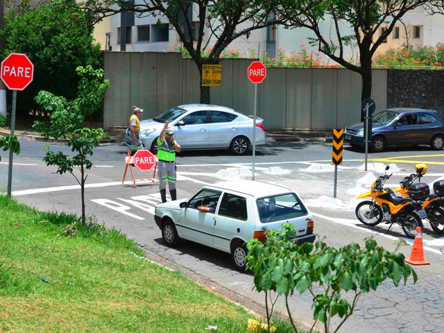 Agentes da Emdec irão monitorar trecho interditado da rua Regente Feijó
