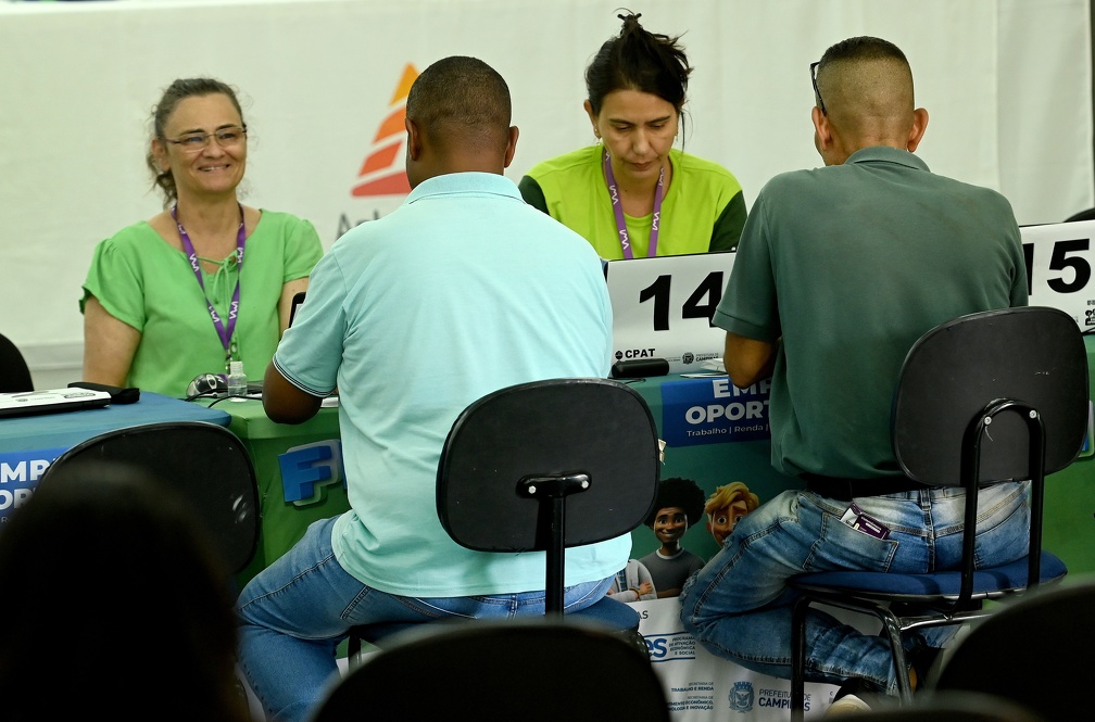 Carlos Bassan/PMC Os candidatos passavam por triagem com funcionários do Cpat e em seguida eram encaminhados para entrevistas com representantes das empresas