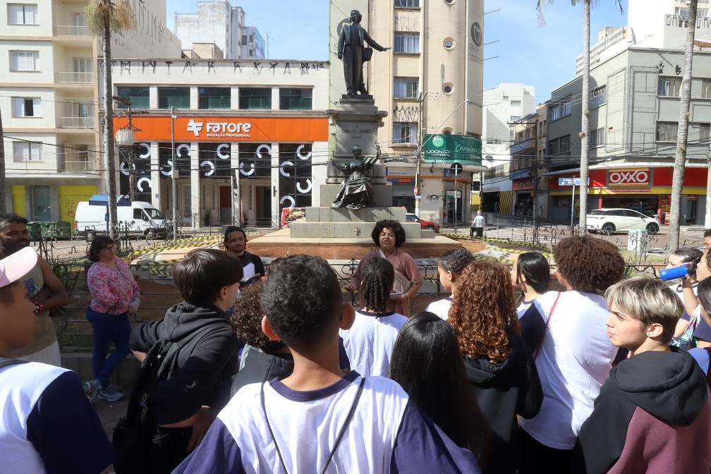 O passeio guiado levou os estudantes a pé pelos principais pontos históricos relacionados à vida de Carlos Gomes