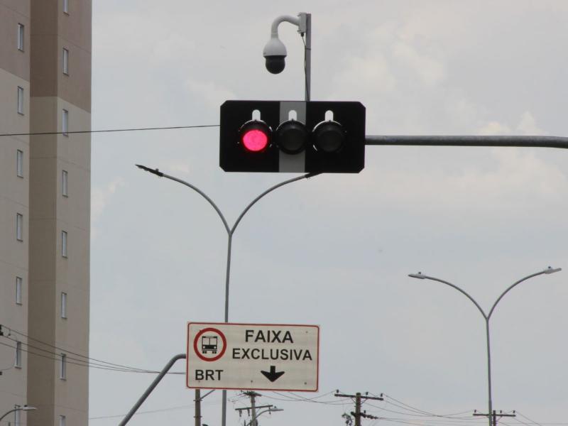 Câmera tem raio de visão de 360 graus e está posicionada na avenida das Amoreiras, em frente à base do Corpo de Bombeiros