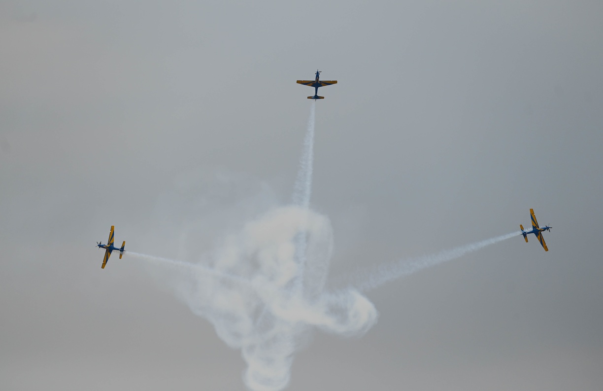 Aeronaves se alternavam na execução de manobras...