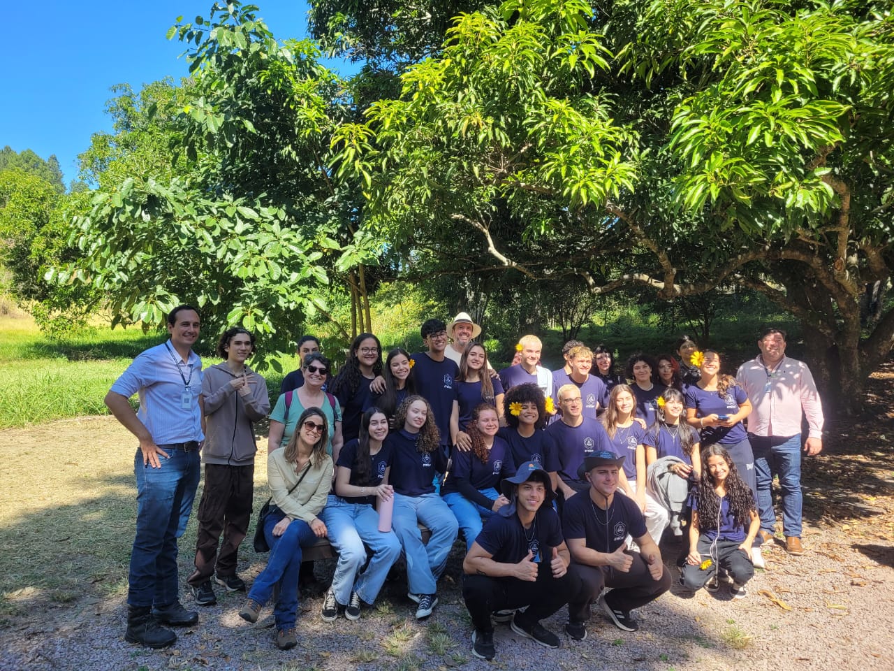 Divulgação Estudantes do Etecap com equipe de educação ambiental da Seclimas no sítio Boa Edu
