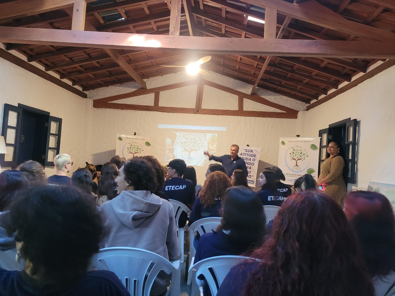 Divulgação Secretário do Clima, Braz Adegas, conversa com alunos da Etecap em sítio modelo