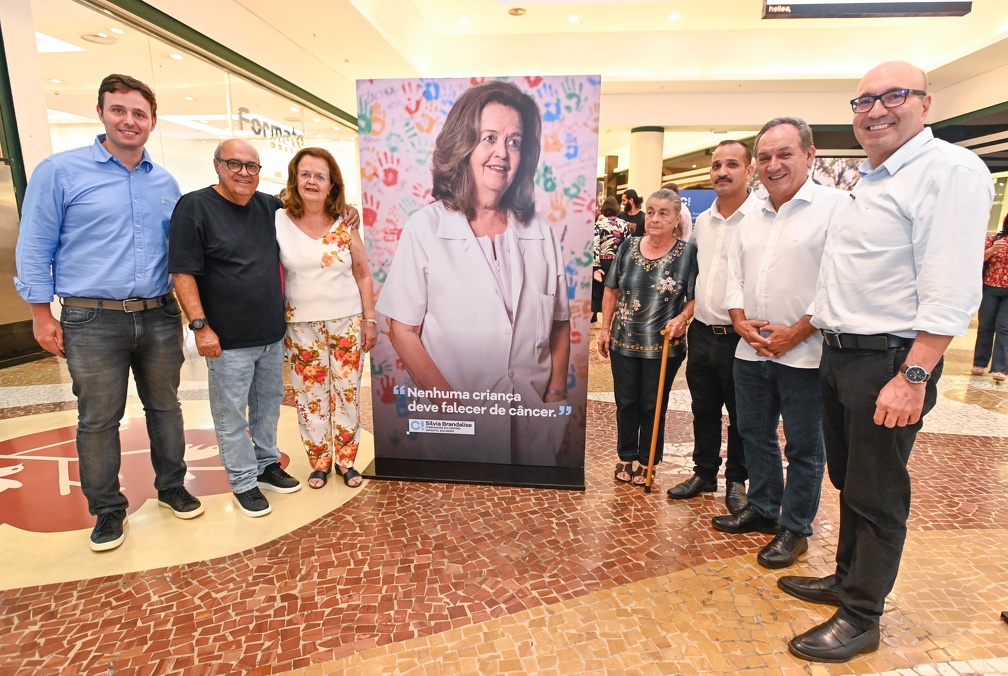 Prefeito Dário Saadi com alguns homenageados na exposição