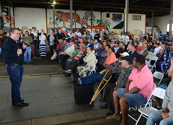 Prefeito conversa com moradores