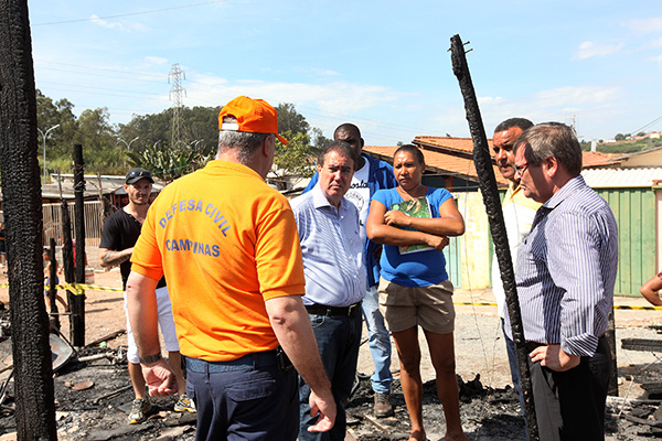 Prefeito conversa com moradores e com a Defesa Civil