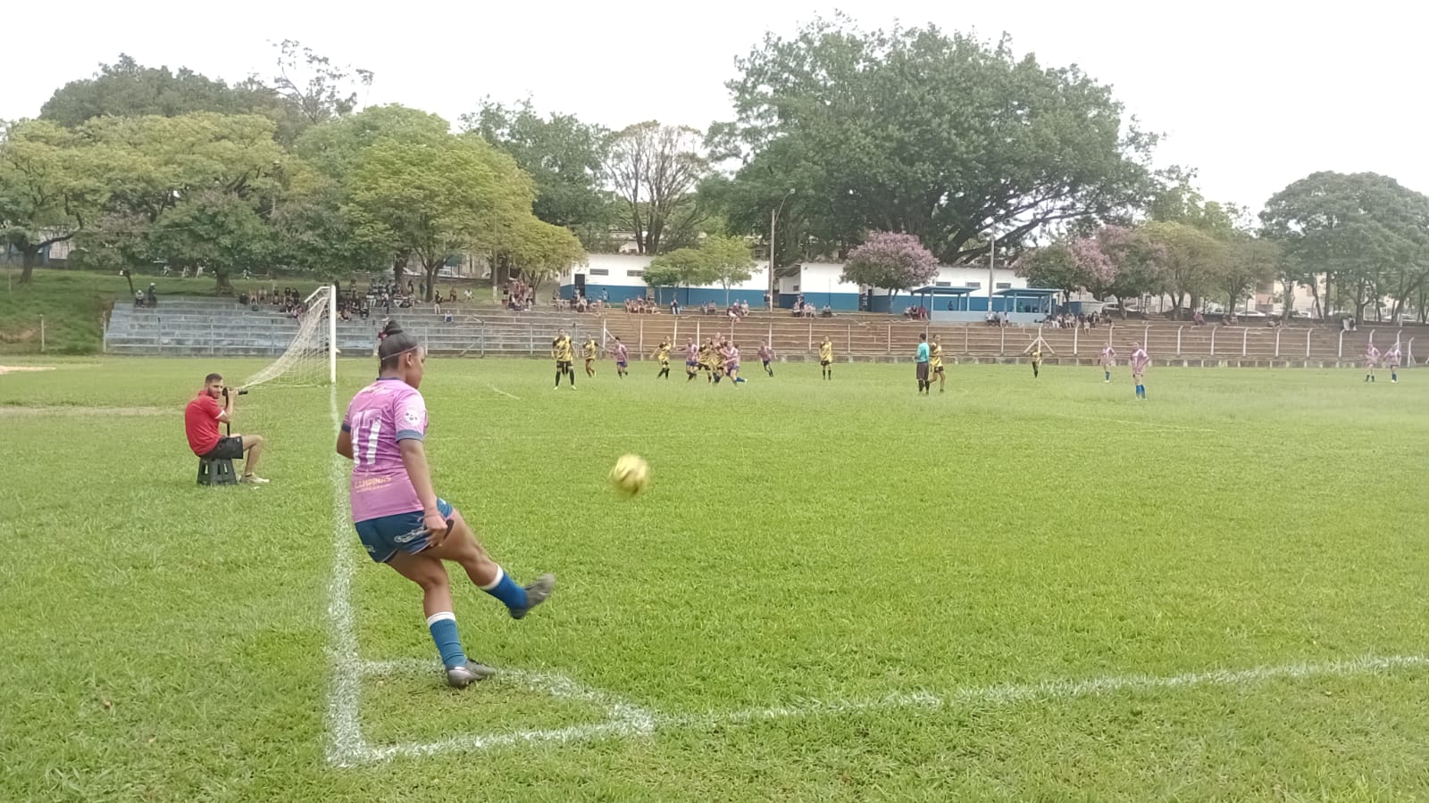 As partidas têm duração de 60 minutos, com dois tempos de 30, e ocorrem sempre aos sábados à tarde