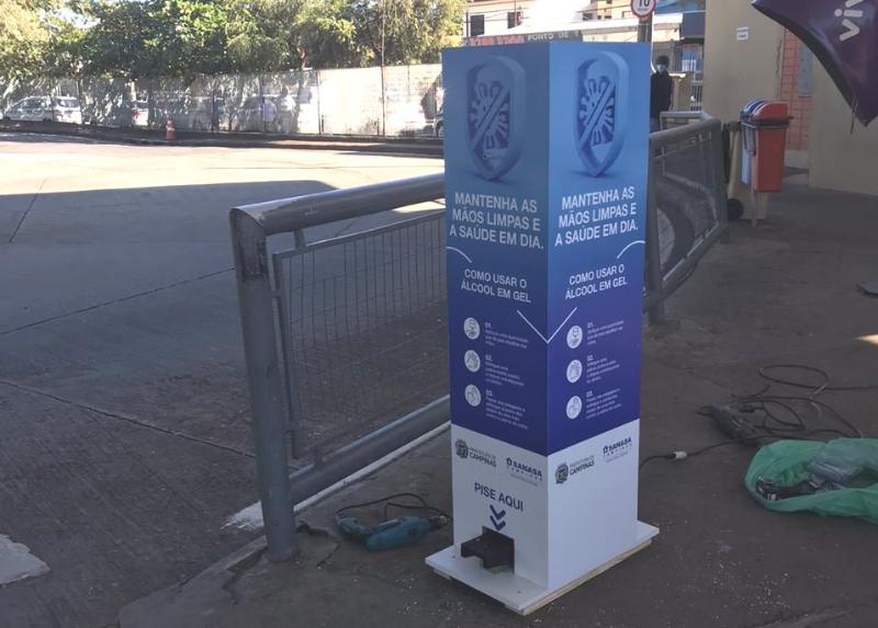 Instalação dos totens é uma medida a mais para proteção contra o coronavírus