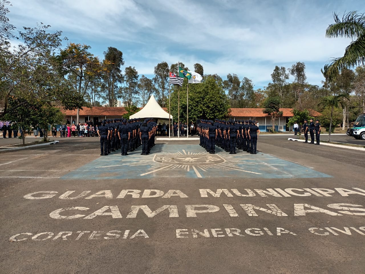 Formatura teve desfile de tropas, hasteamento de bandeira e homenagens