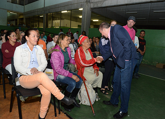 Prefeito cumprimenta moradores do local