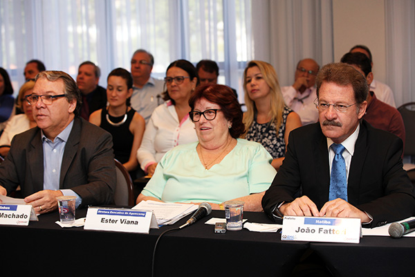 Fernanda Sunega Clayton Machado (esq.), Ester Viana (centro) e João Fattori (dir.)