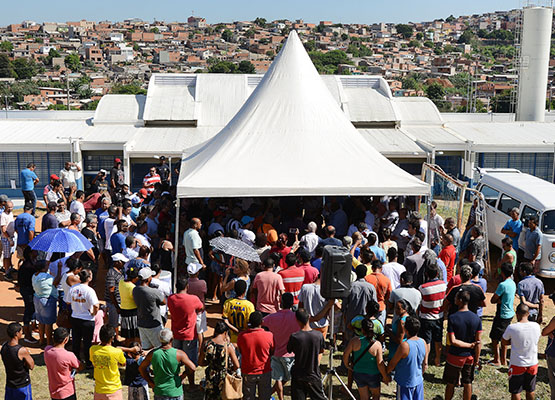 Cerimônia de assinatura atrai grande número de moradores