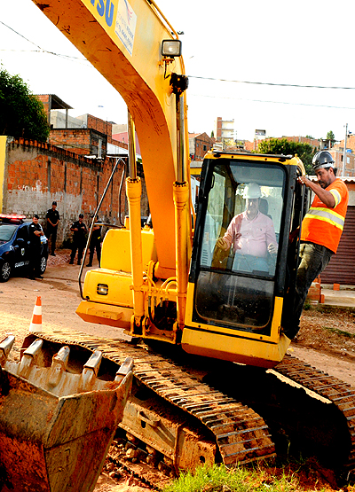 Prefeito dirige máquina