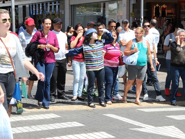 Travessias nos cruzamentos foram orientadas pelos mímicos