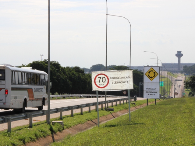Placa de sinalização com a indicação da velocidade máxima permitida