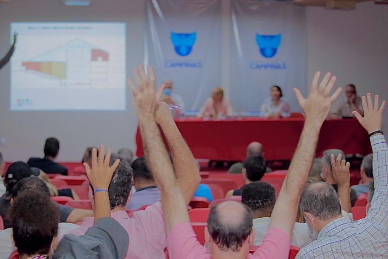 Participantes entusiasmaram-se para perguntar e apresentar propostas durante a reunião