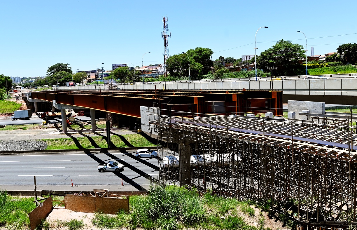 Vigas de concreto e metálicas foram colocadas