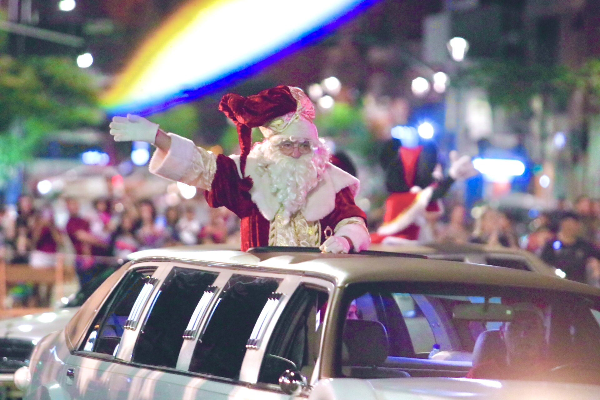 Papai Noel inovou, desfilando de trenó e de limusine