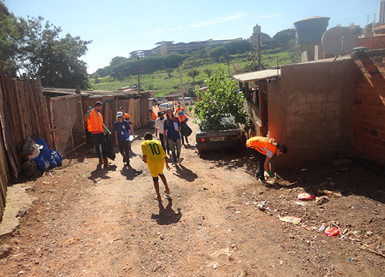 Grupo de voluntários em ação na comunidade Buraco do Sapo