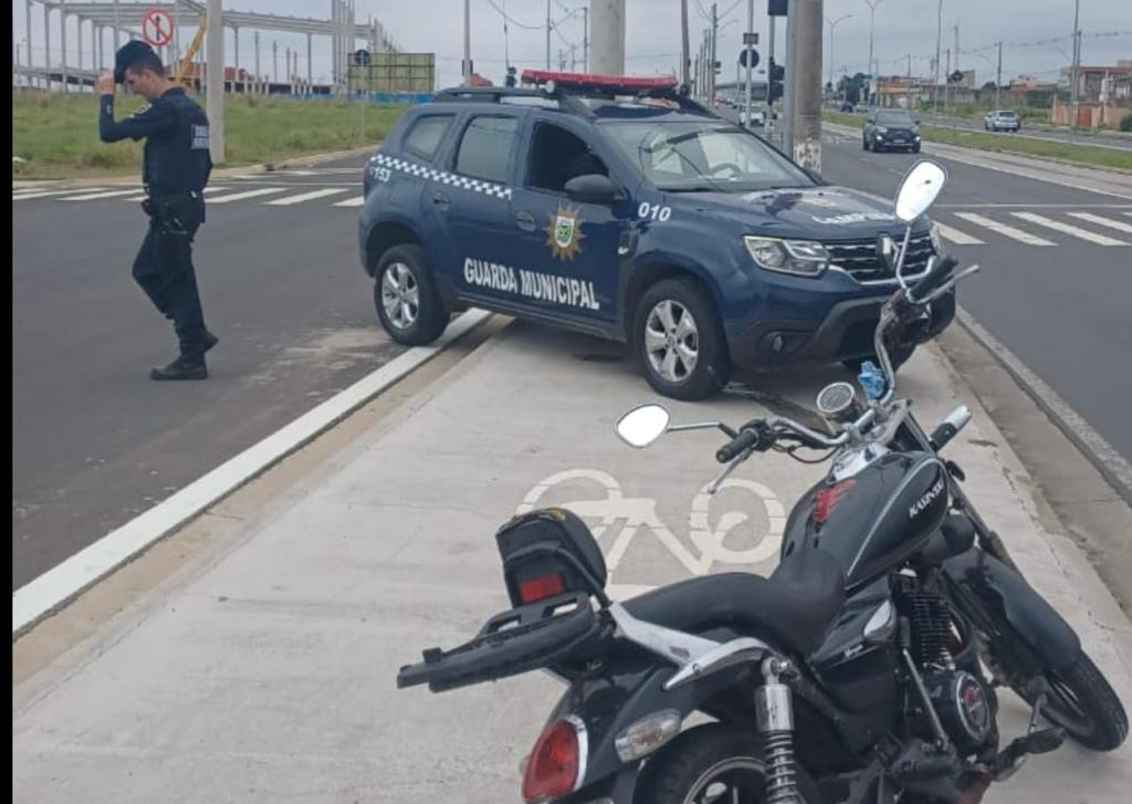 Apreensão ocorreu durante Operação Meu Bairro Seguro; moto foi recolhida para o pátio e o motorista liberado