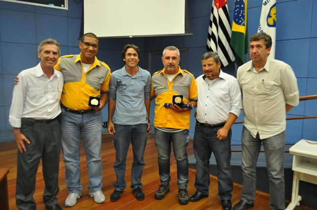 Agentes ladeados por Sérgio Benassi e diretores da Emdec