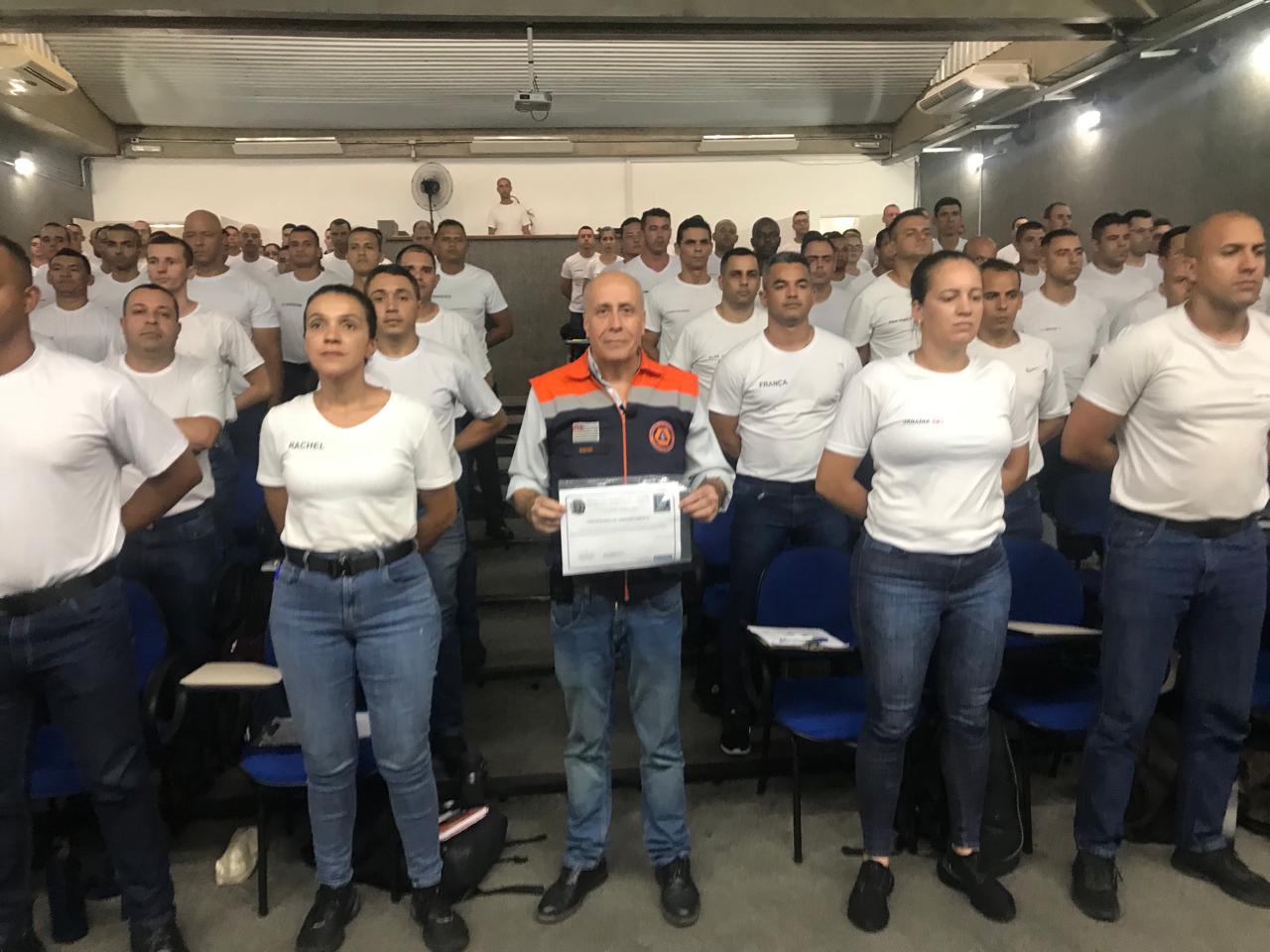 Sidnei Furtado com certificado por minsitrar palestra aos alunos da Academia da GM