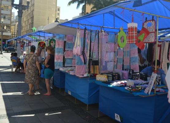 Feiras semelhantes atraem público para as praças