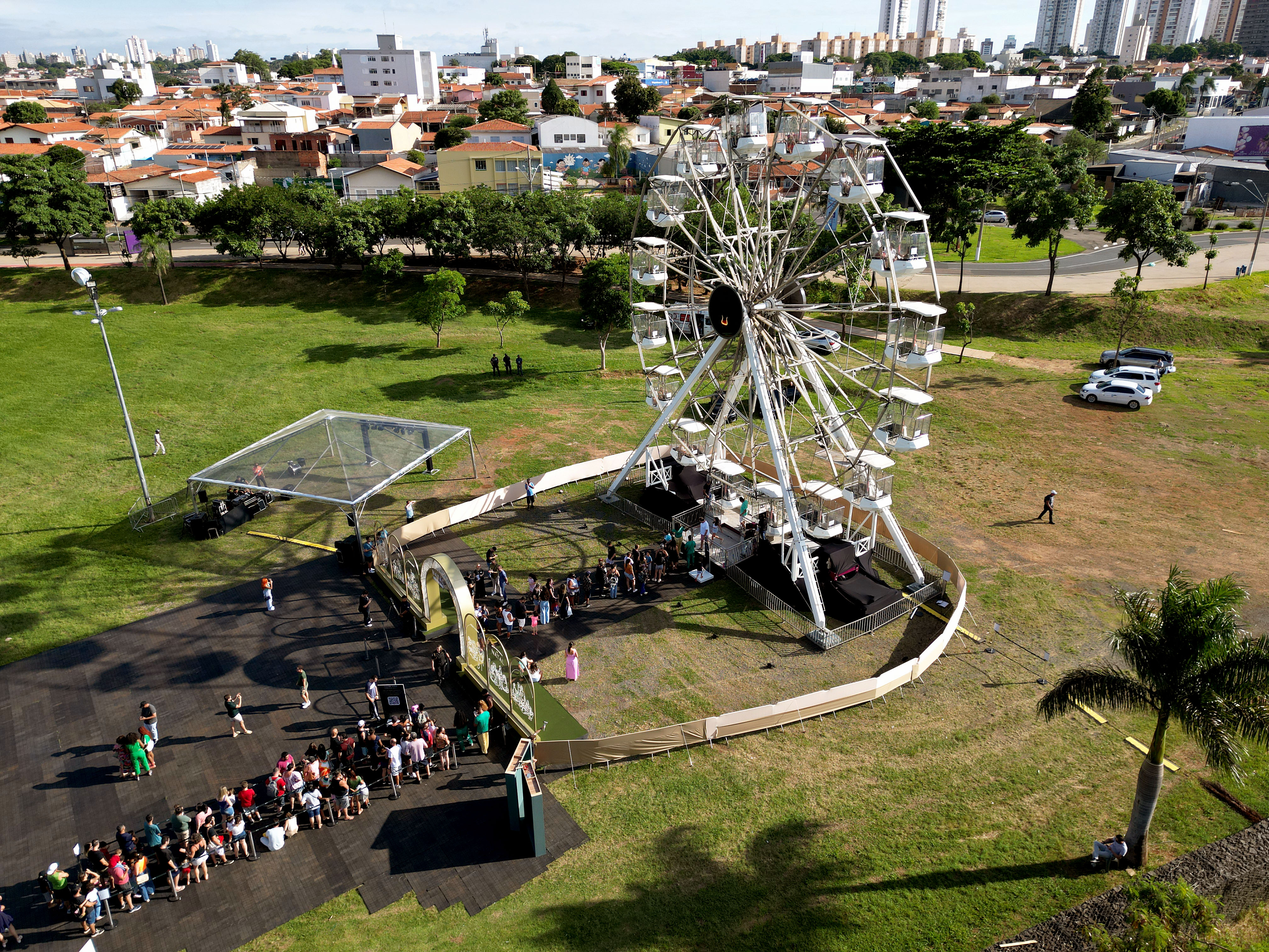 Roda-gigante está instalada na Praça Arautos da Paz