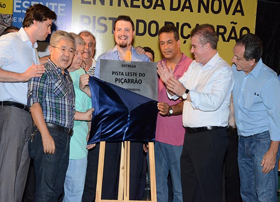 Descerramento da placa marca inauguração da nova pista