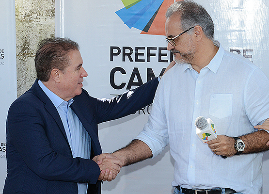 Prefeito cumprimenta o presidente da Ceasa