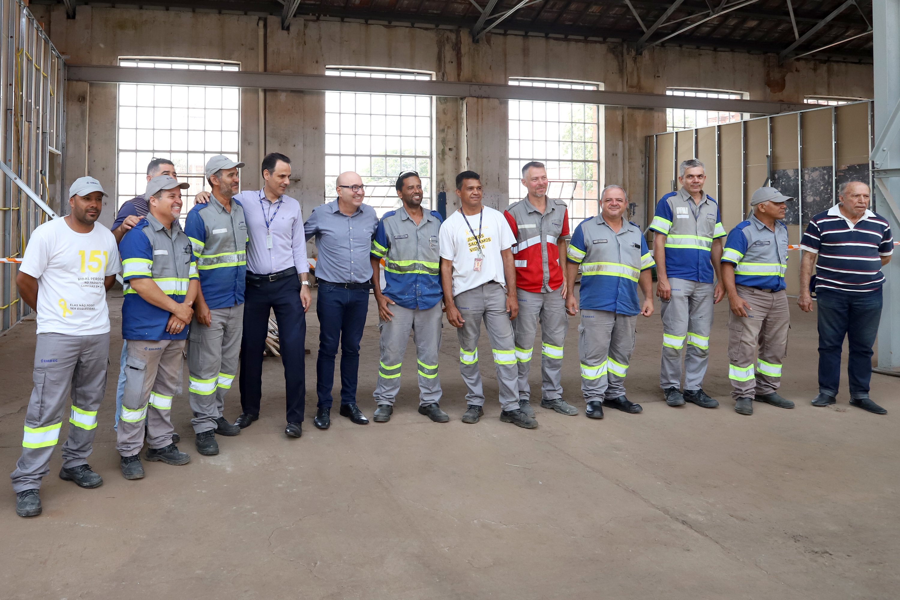 Prefeito com trabalhadores da Emdec