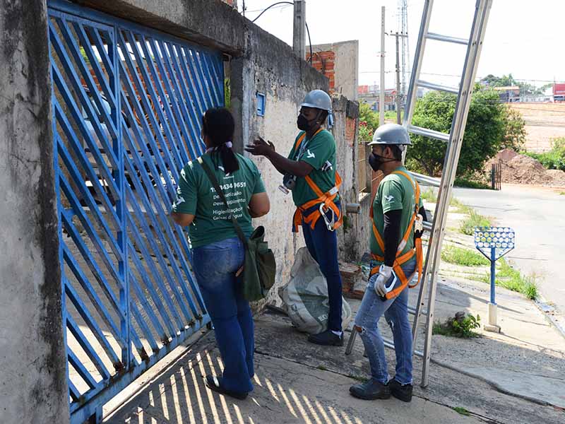 Agentes visitaram casas em vários bairros