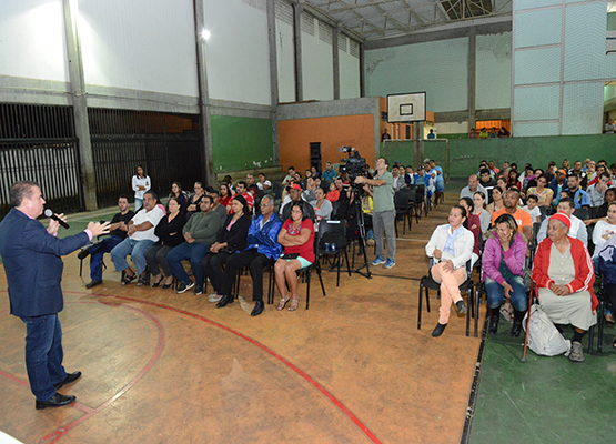 Moradores do Parque Família recebem termos de posse